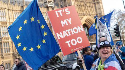 Manifestantes contra el Brexit  ondean banderas de la UE frente al  Parlamento británico.