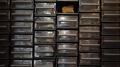 Cajas de acero inoxidable, cada una de las cuales vale cerca de 850 euros, protegen las obras más valiosas de la biblioteca.
