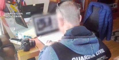 Un guardia civil, investigando sobre pornograf&iacute;a infantil en una imagen de archivo.