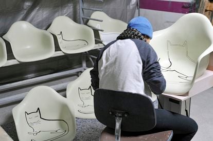 Production of the limited edition of the Eames Shell armchair with cat by Saul Steinberg.