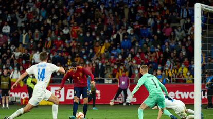 Álvaro Morata marca el tercer tanto ante Islandia, en Riazor.
