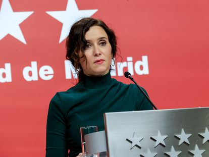 La presidenta de la Comunidad de Madrid, Isabel Díaz Ayuso, durante la declaración institucional que ha pronunciado este jueves en la sede de la Comunidad, tras el acuerdo entre el PSOE y Junts para la investidura de Pedro Sánchez.