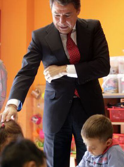 Ignacio Gonz&aacute;lez durante su visita a un colegio p&uacute;blico.