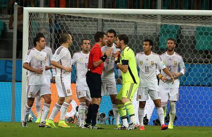España protesta el tercer gol holandés.