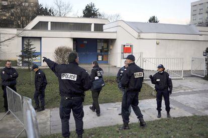 Un grupo de policías ante la escuela francesa donde un adolescente ha retenido a varios niños.