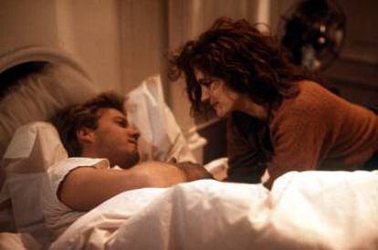 Kiefer Sutherland y Julia Roberts en 'Línea mortal' (1990). Su relación dentro de la pantalla se afianzó también fuera de ella.