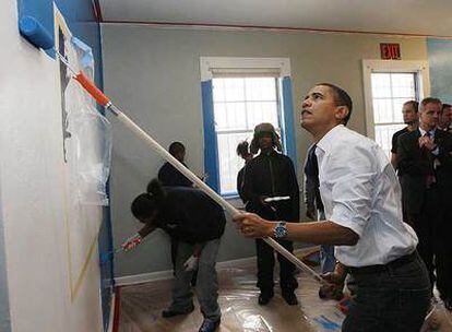 Obama pinta la pared de un refugio para adolescentes en Washington.