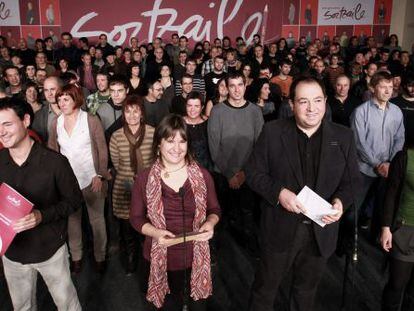 Los dirigentes de la izquierda abertzale Maribi Ugarteburu (segunda por la izquierda) y Pernando Barrena (segundo por la derecha), durante el acto celebrado en San Sebasti&aacute;n. 