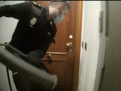 Momento en el que uno de los agentes golpea con un ariete la puerta del piso de Madrid donde se celebraba una fiesta ilegal el 21 de marzo.