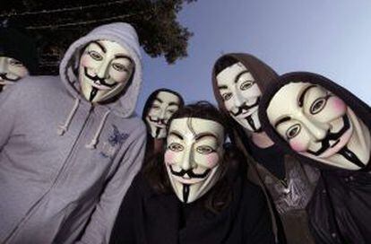 Manifestantes con máscaras de Guy Fawkes posan en una protesta contra el contrivertido acuerdo ACTA, en Niza, el pasado sábado.