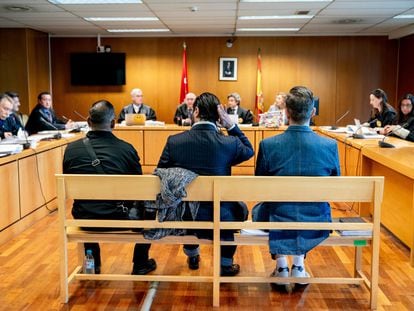 Rafael Amargo, en el centro, sentado frente al juez en el primer día del juicio en el que se enfrenta a nueve años de prisión por tráfico de drogas, este lunes en la Audiencia Provincial de Madrid.