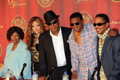 De derecha a izquierda, Katherine, La Toya, Tito, Jackie y Marlon Jackson, durante la presentación del concierto homenaje a Michael.
