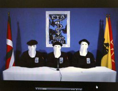 Imagen tomada de la página digital del diario GARA del video emitido por ETA, en el que declara