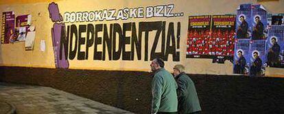 Pintada a favor de la independencia de Euskadi en la pared de un edificio de Mondragón.