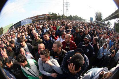 Trabajadores de ILVA se manifiestan delante delante de la planta de Taranto, en el sur de Italia.