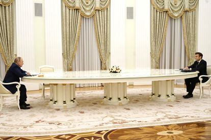 Una larga mesa separó a los presidentes ruso, Vladímir Putin, y francés, Emmanuel Macron, durante su encuentro el lunes en Moscú.