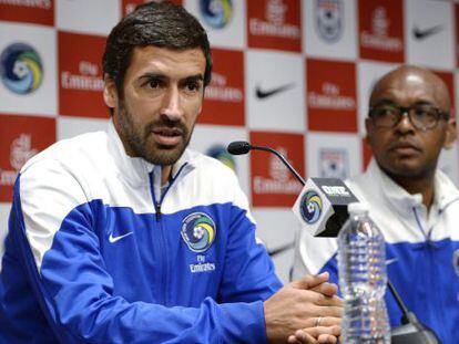 Raul, a la izquierda, junto a Marcos Senna en la despedida de ambos.