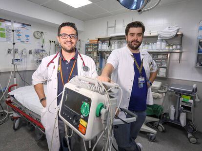 Guido Rodríguez (izquierda) y Juan Sánchez-Verde, médicos de urgencias de la Jiménez Díaz y autores de 'El club de las batas blancas’.