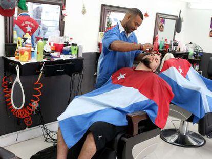 Un cliente de una barber&iacute;a de la Peque&ntilde;a Habana, ayer.