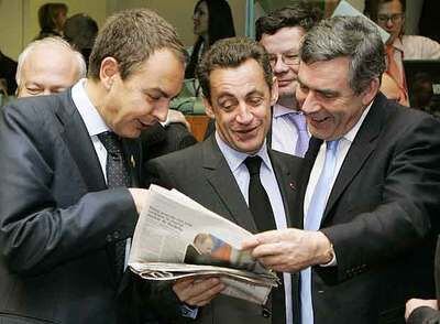 De izquierda a derecha, Zapatero, Sarkozy y Brown leen EL PAÍS antes de que comenzara la cumbre de la UE celebrada ayer en Bruselas.