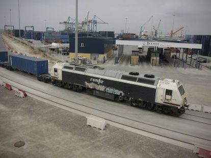 Tren de mercanc&iacute;as en el puerto de Castell&oacute;n. 