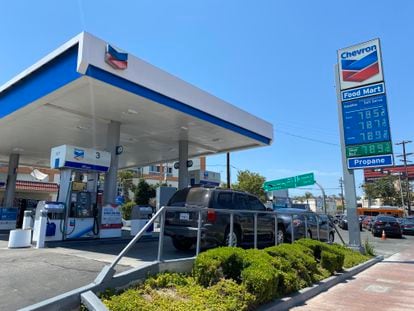 Precios del combustible en una gasolinera de Los Ángeles, en una imagen de este mes.