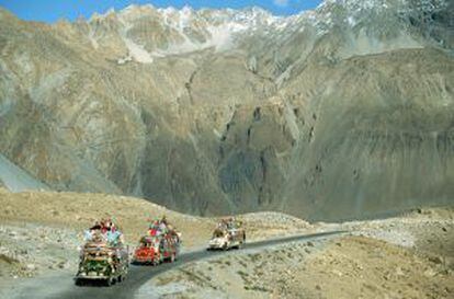 Autobuses turísticos circulando por la Karakorum Highway en dirección a Rawalpindi, en Pakistán.