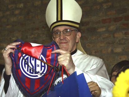 Bergoglio, con un bander&iacute;n del San Lorenzo de Almagro.