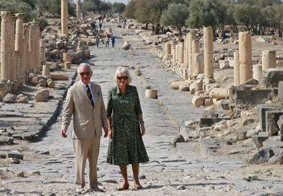 El príncipe Carlos de Inglaterra y la duquesa de Cornualles visitan las ruinas de la antigua ciudad de Gadara.