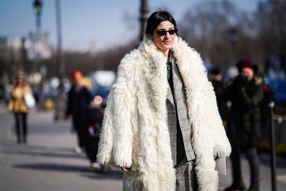 La calle ha hablado y los abrigos peludos y blancos ganan por goleada al resto de propuestas convirtiéndose en los favoritos de las reinas del street style.