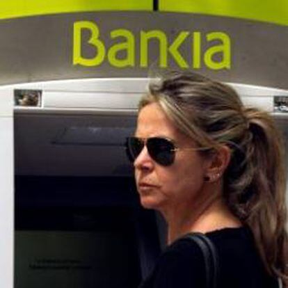 Una cliente de Bankia saca dinero de un cajero.