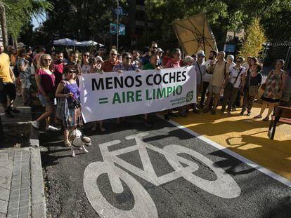 Concentraci&oacute;n de vecinos en la calle Galileo para pedir que se mantengan la peatonalizaci&oacute;n. 