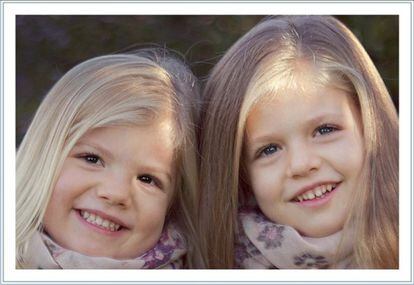 Felicitación institucional de Navidad de los Príncipes de Asturias en la que aparecen sus hijas, las infantas Leonor y Sofía, el 6 de diciembre de 2010.