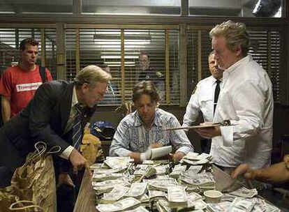 Ridley Scott, a la derecha, da indicaciones a Russell Crowe, sentado, en el plató de <i>American gangster.</i>