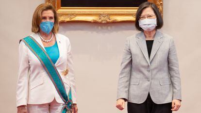 Nancy Pelosi, el miércoles con la presidenta de Taiwán, Tsai Ing-wen, en una imagen oficial taiwanesa.