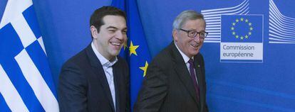 Alexis Tsipras, primer ministro griego, junto a Jean-Claude Juncker, presidente de la Comisi&oacute;n, ayer en su gira europea.
 