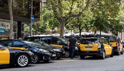 Acumulación de taxis en la parada de c/ Diputació con Rambla de Catalunya en Barcelona.
