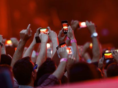 El público hace fotos con sus móviles en el concierto de The Rolling Stones en Madrid.