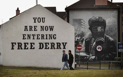 Carteles en el barrio católico de Bogside, en Derry (Irlanda del Norte), donde ocurrió el 'Domingo Sangriento' de 1972.