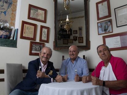 Los fundadores de la Academia de Gastronomia y Artes Culinarias de Madrid (AGACM), en la Taberna del Alabardero, en Madrid.
