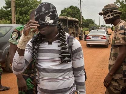 Un exrebelde se cubre el rostro durante su protesta en Bouaké.