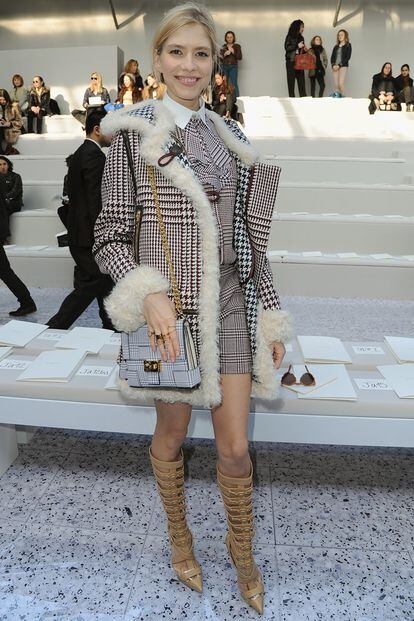 Con un estilo inconfundible Perminova se dejó ver con este mini conjunto de Tommy Hilfiger y sus botas-sandalia preferidas de Versace en el desfile de Chloé otoño-invierno 2013.