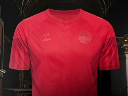 Camiseta de la primera equipación de la selección de Dinamarca para el Mundial de Qatar