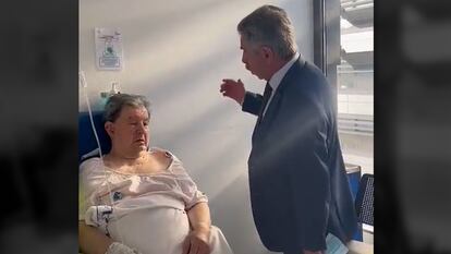 Miguel Ángel Revilla canta sin mascarilla en un hospital.