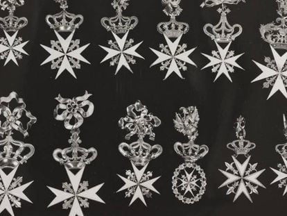 12 de las 43 cruces de Malta que las monjas de Sijena depositaron en 1972 el MNAC y recuperaron en 1974.
