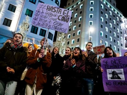 Un grupo de personas participa en la marcha del 8-M, este año en Madrid.