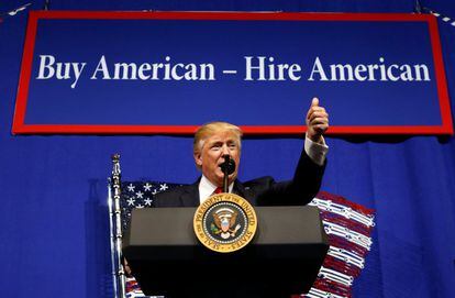 Trump tras firmar una orden ejecutiva en la sede de la empresa Snap-on, en Kenosha, Wisconsin, el 18 de abril de 2017.