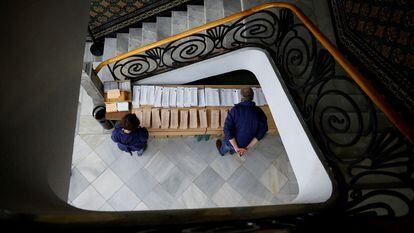 Dos personas escogen su papeleta en un colegio electoral de Madrid.