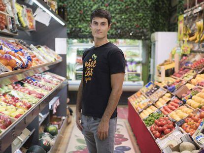 Gabriel Ramas, cofundador de Nice to Eat You, en la frutería Kiss Fruit, una de los establecimientos que colaboran con su iniciativa.