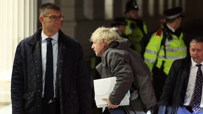 Boris Johnson entra en la madrugada de este miércoles al edificio de Londres donde celebra sus sesiones la comisión de investigación de la covid-19